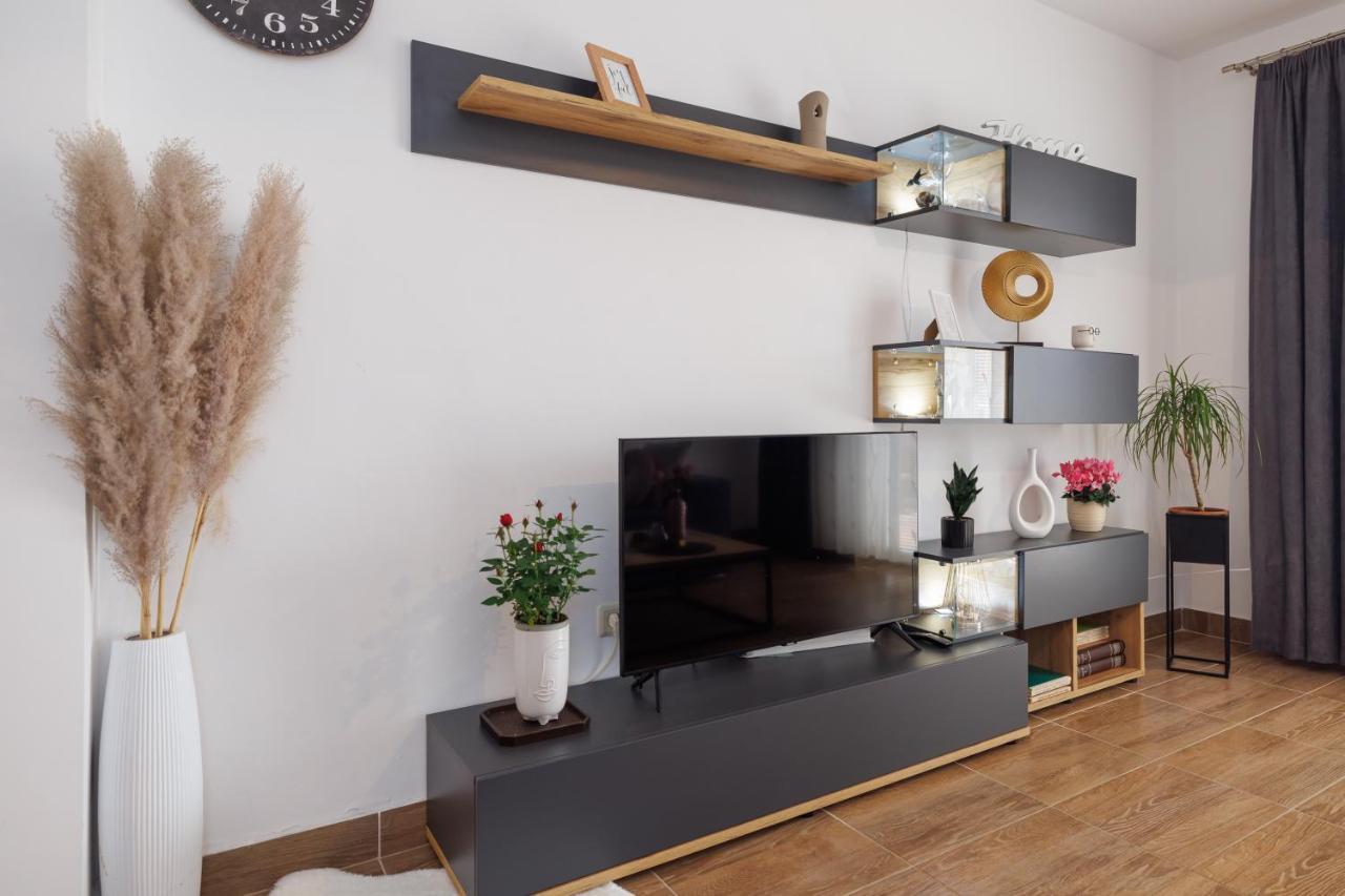 Spacious And Modern App With Big Terrace Malinska Buitenkant foto