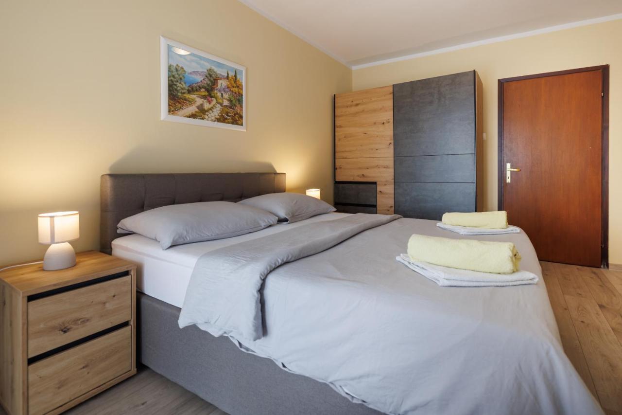 Spacious And Modern App With Big Terrace Malinska Buitenkant foto