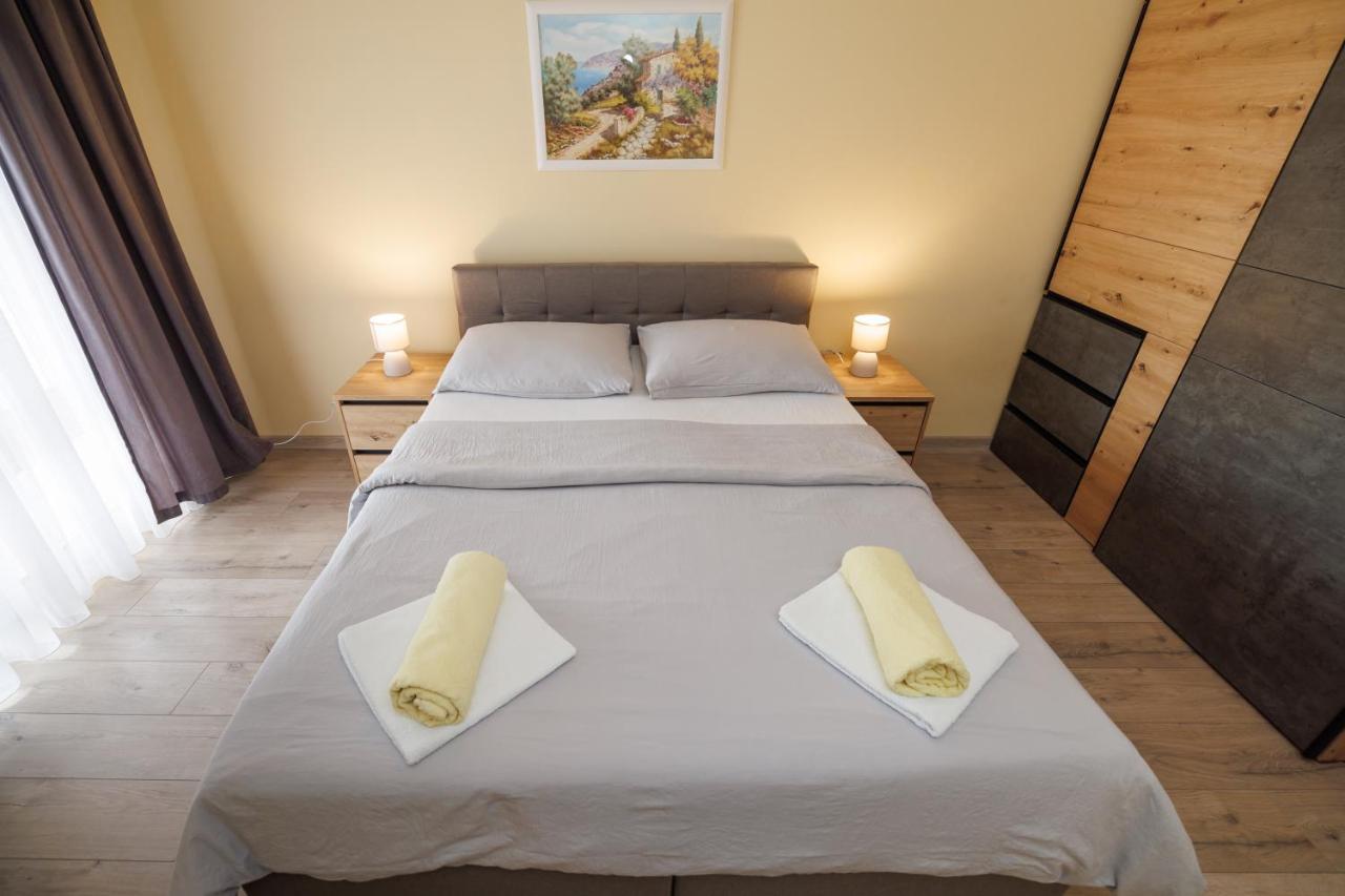 Spacious And Modern App With Big Terrace Malinska Buitenkant foto