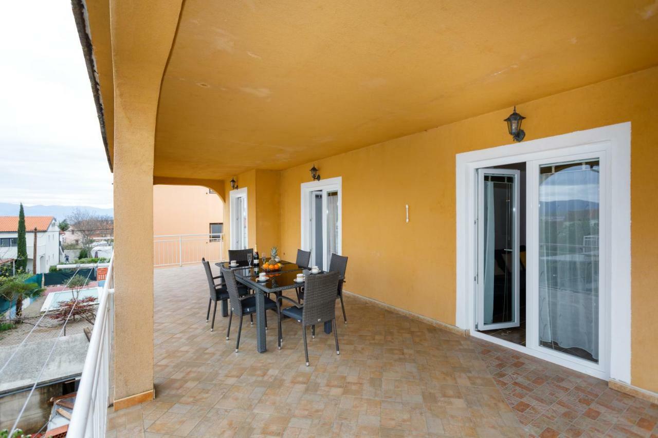 Spacious And Modern App With Big Terrace Malinska Buitenkant foto