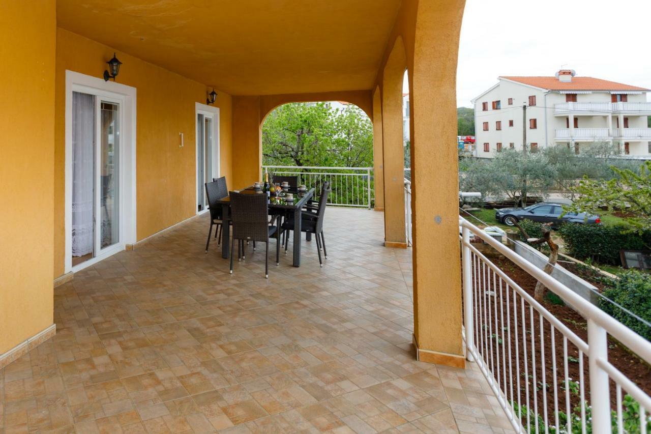 Spacious And Modern App With Big Terrace Malinska Buitenkant foto