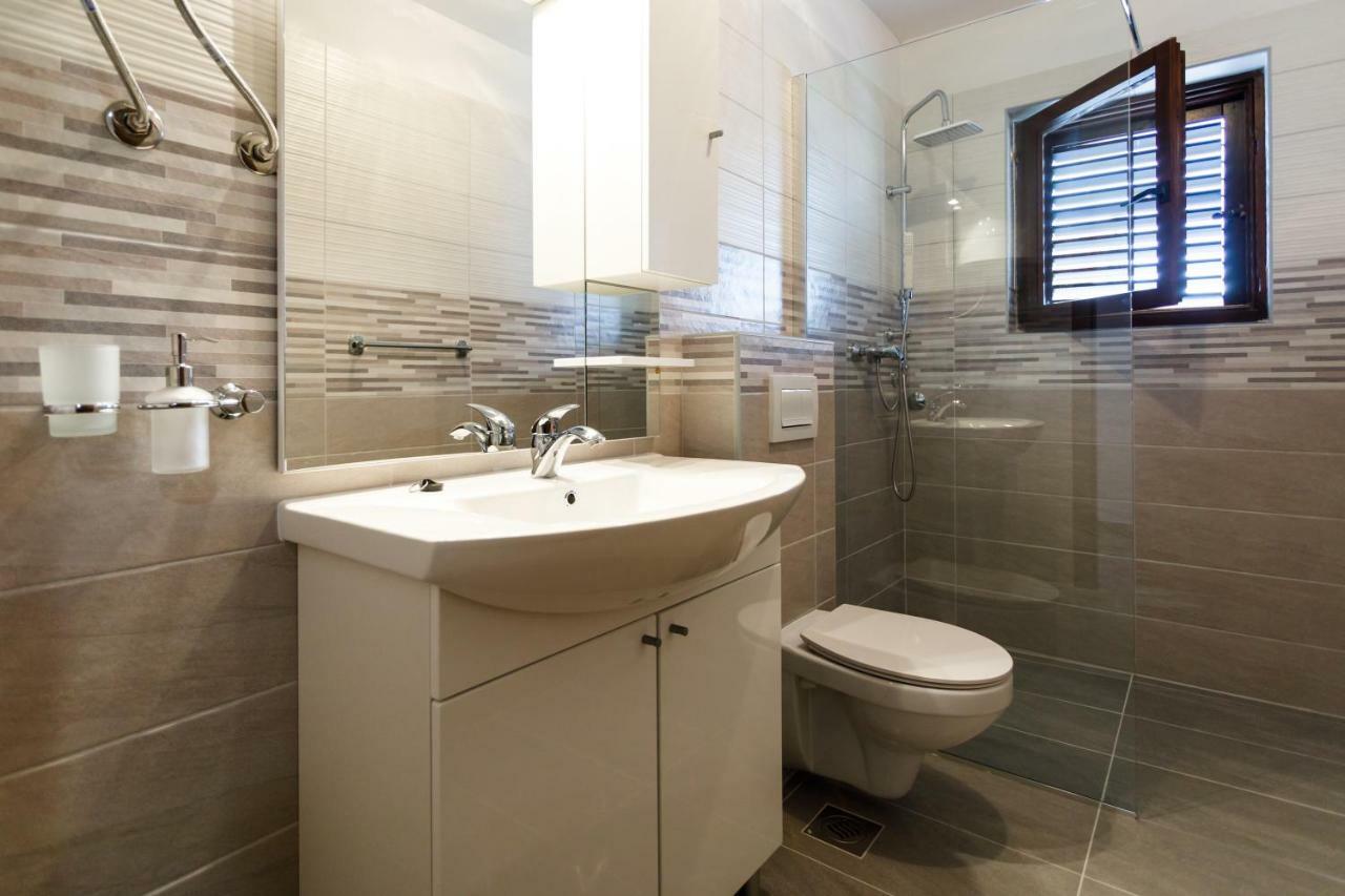 Spacious And Modern App With Big Terrace Malinska Buitenkant foto